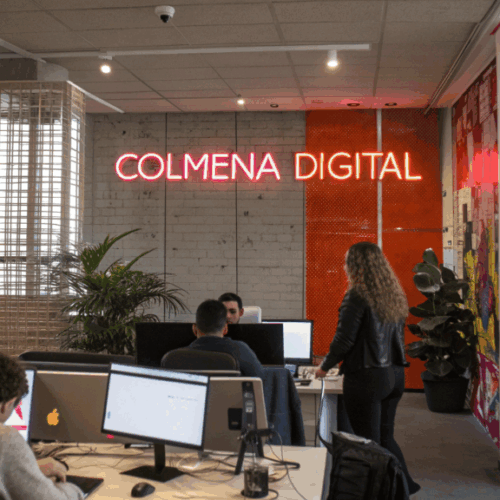 Desarrollamos contenido visual y narrativo que conecta. Creamos publicaciones, reels, carruseles y campañas pensadas para hablarle a tu comunidad con claridad, cercanía y propósito. Definimos el tono, la estética y los mensajes clave para que cada post no solo se vea bien, sino que diga algo y tenga un objetivo claro: inspirar, informar o invitar a la acción.