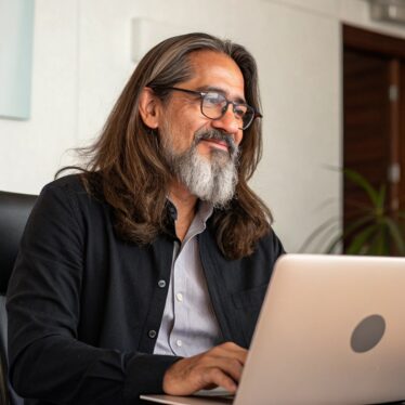 Soñador por naturaleza y programador por vocación, aporta a la empresa una mezcla poco común: lógica estructurada con sensibilidad creativa. Es el encargado de dar forma técnica a las ideas más ambiciosas, pero también de imprimirles estilo, personalidad y ese toque que las hace únicas. Con formación en sistemas y experiencia en desarrollo digital, transforma líneas de código en experiencias funcionales, elegantes y memorables. Siempre está un paso adelante, imaginando cómo mejorar, automatizar o embellecer lo que otros dan por sentado.