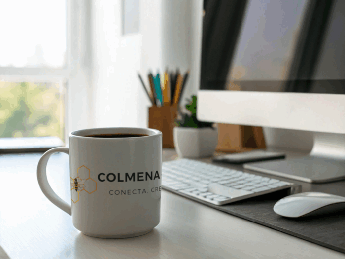 una-taza-blanca-con-caf--en-un-escritorio-junto-a-